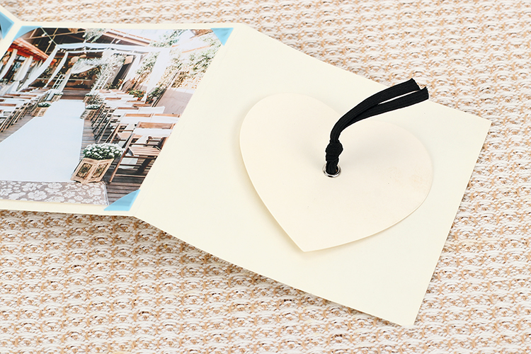 Álbum de fotos com páginas de papel preto