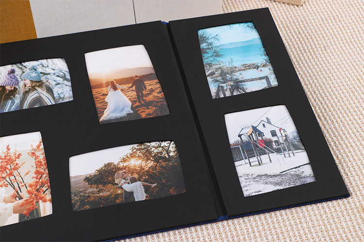 Álbum de fotos com páginas de papel