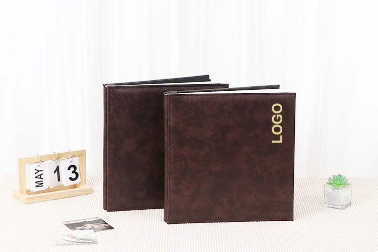 Álbum de fotos com páginas de papel