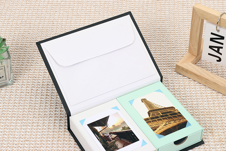 Álbum de fotos com papel entre páginas