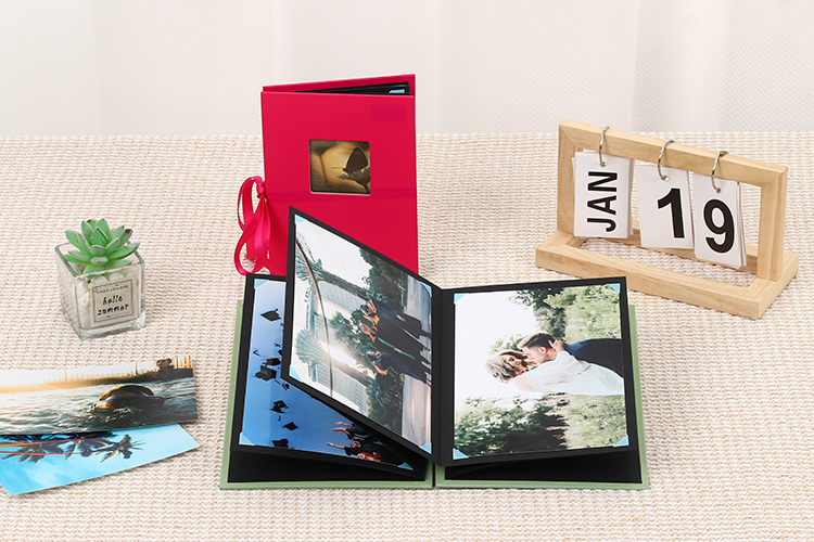 Álbum de fotos com papel preto