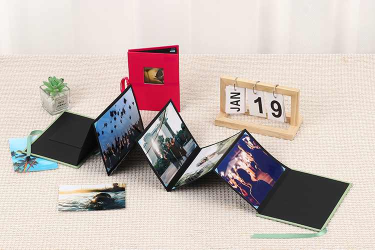 Álbum de fotos com páginas de papel preto