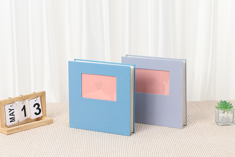 Álbum de fotos com papel preto