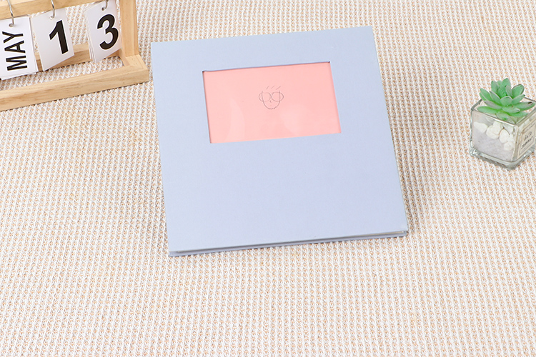 Álbum de fotos com páginas de papel